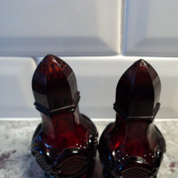 Avon Cape Cod ruby red glass salt & pepper set - Picture 3 of 4
